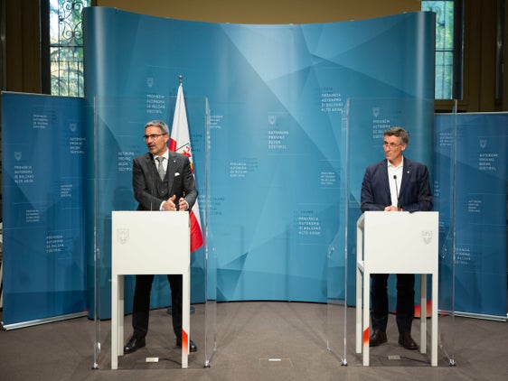 Je höher die Impfrate in einem Land, desto geringer der Druck auf die Krankenhäuser: LH Kompatscher (l.) und LR Widmann sprechen von einem klaren Zusammenhang aufgrund der Daten. (Foto: LPA/Fabio Brucculeri)