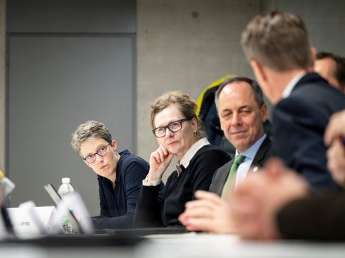 Die ärztliche Zentrumsleiterin des Centrums für Innere Medizin und Direktorin der Medizinischen Klinik für Gastroenterologie, Infektiologie und Rheumatologie an der Charité, Britta Siegmund, wissenschaftliche Zentrumsleiterin des Centrums für Grundlagenmedizin und des Centrums für Biomedizin sowie Prodekanin für Forschung an der Charité, Britta Eickhold und der stellvertretende ärztliche Direktor an der Charité, Joachim Seybold, im Gespräch mit NOI-Techpark-Direktor Ulrich Stofner (Foto: LPA/Fabio Brucculeri)