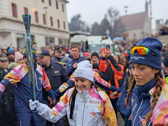Das Lächeln und die Emotionen einer Fackelträgerin während des morgendlichen Durchzugs der Olympischen Fackel in Meran. Vom Hauptort des Burggrafenamtes aus bewegte sich die Flamme anschließend weiter entlang der Weinstraße. (Foto: Gemeinde Meran/Stefano Bolognesi. Das Foto darf ausschließlich im Zusammenhang mit dieser Pressemitteilung verwendet werden.)
