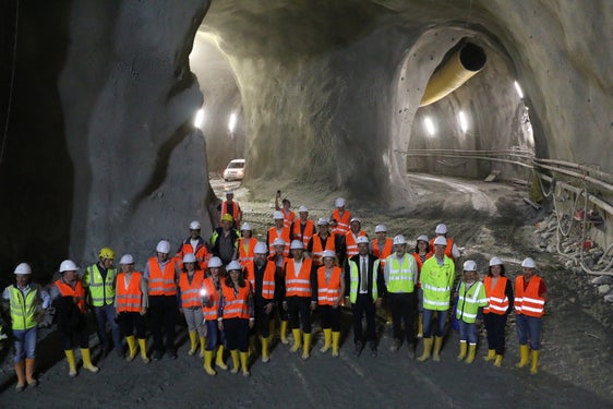 Gruppenfoto: Gemeindevertreter und Techniker verschafften sich mit LR Alfreider einen Einblick von den Arbeiten am Tunnel unterm Küchlberg in Meran. (Foto: LPA/Ingo Dejaco)
