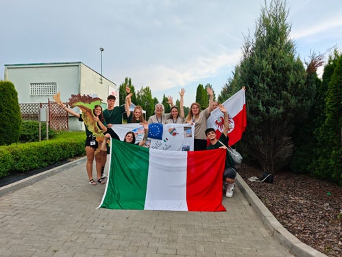 Con lo zaino pieno, i sei giovani e i loro due accompagnatori sono tornati dalla Polonia, ricchi di nuove amicizie, preziose esperienze professionali e bei ricordi di un’intensa settimana di gare: (fila posteriore, da sinistra) Alexandra Pöhl, Simon Hofer, Valeria Scrinzi, Andrea Schulz (presidente dell’Associazione europea degli insegnanti di orticoltura EU-Horticulture-Teacher), Lea Zelger, Mattea Wurzer, Hanna Egger; (prima fila da sinistra): Noemi Breitenberger, Damian Wierer. (Foto: USP/Scuola professionale Laimburg)