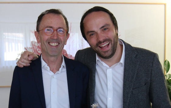 Armin Gatterer  (links) hat nach 37 Jahren im Landesdienst am 29. Mai seinen letzten Arbeitstag. Landesrat Philipp Achammer dankt für Gatterers Wirken zum Wohle der Landesverwaltung und der Kultur. (Foto: LPA/Ressort Innovation und Forschung, Museen, Denkmalpflege, Deutsche Kultur und Bildungsförderung)