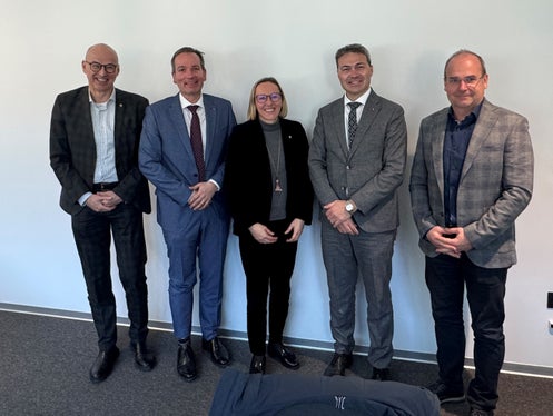 Ressortdirektor Günther Burger, HGV-Direktor Raffael Mooswalder, Landesrätin Magdalena Amhof, HGV-Präsident Klaus Berger und Christof Gamper (Abteilungsleiter der Personalberatung im HGV) beim Treffen zum Personal im Gastgewerbe. (Foto: LPA/Theodora Huber)