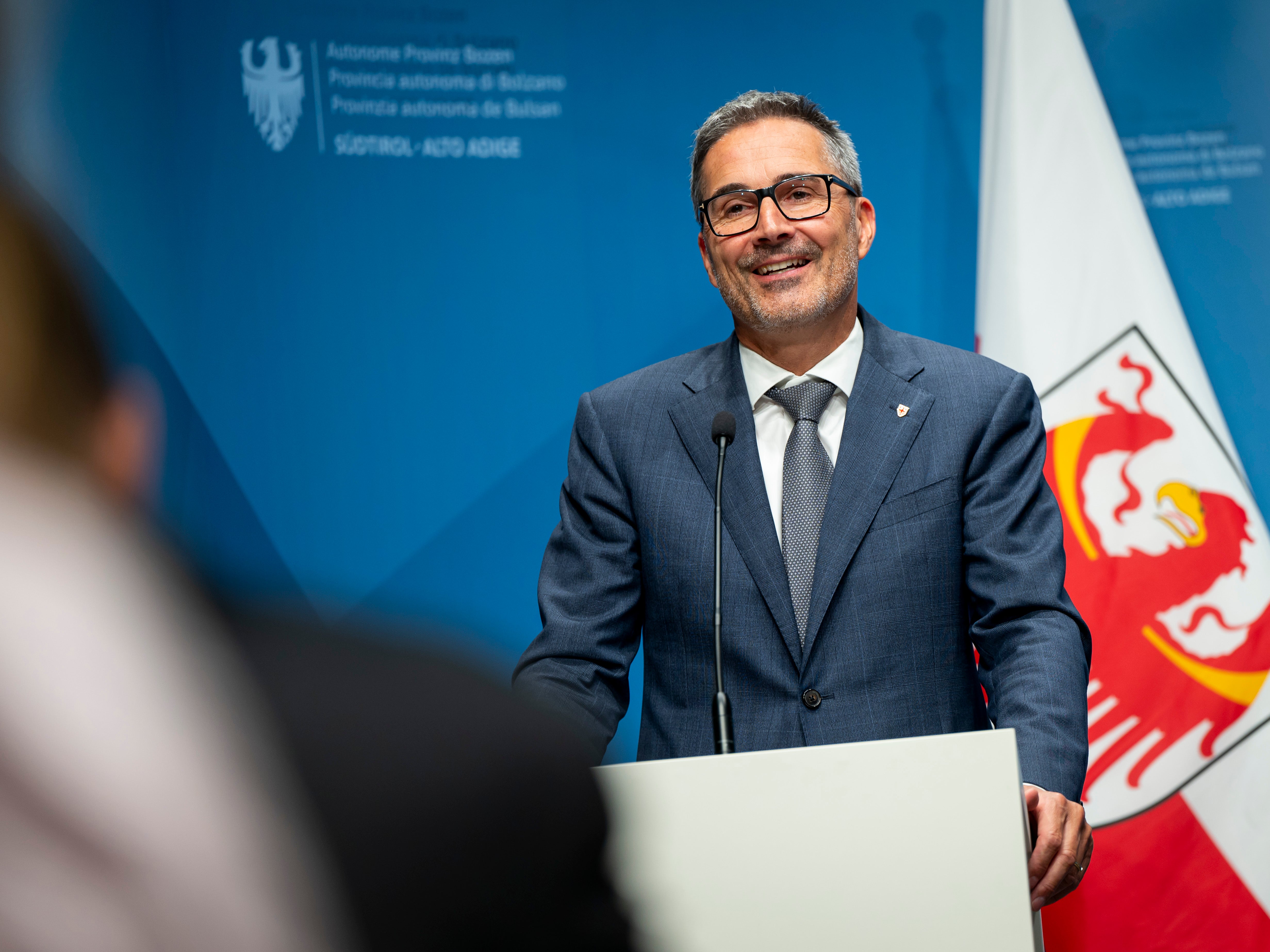 Die Ergebnisse des konsolidierten Abschlusses 2024 bestätigen die Stabilität und die Wachstumskraft unseres Landes, betonte Landeshauptmann Arno Kompatscher bei der Pressekonferenz.  (Foto: LPA/Fabio Brucculeri)