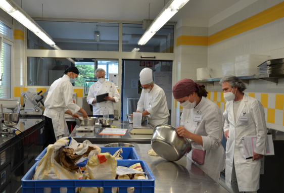 La "Cesare Ritz" di Merano ha sfornato 11 nuovi pizzaioli professionali al termine dell'esame pratico svoltosi nei giorni scorsi (Foto: ASP/Scuola professionale Cesare Ritz)