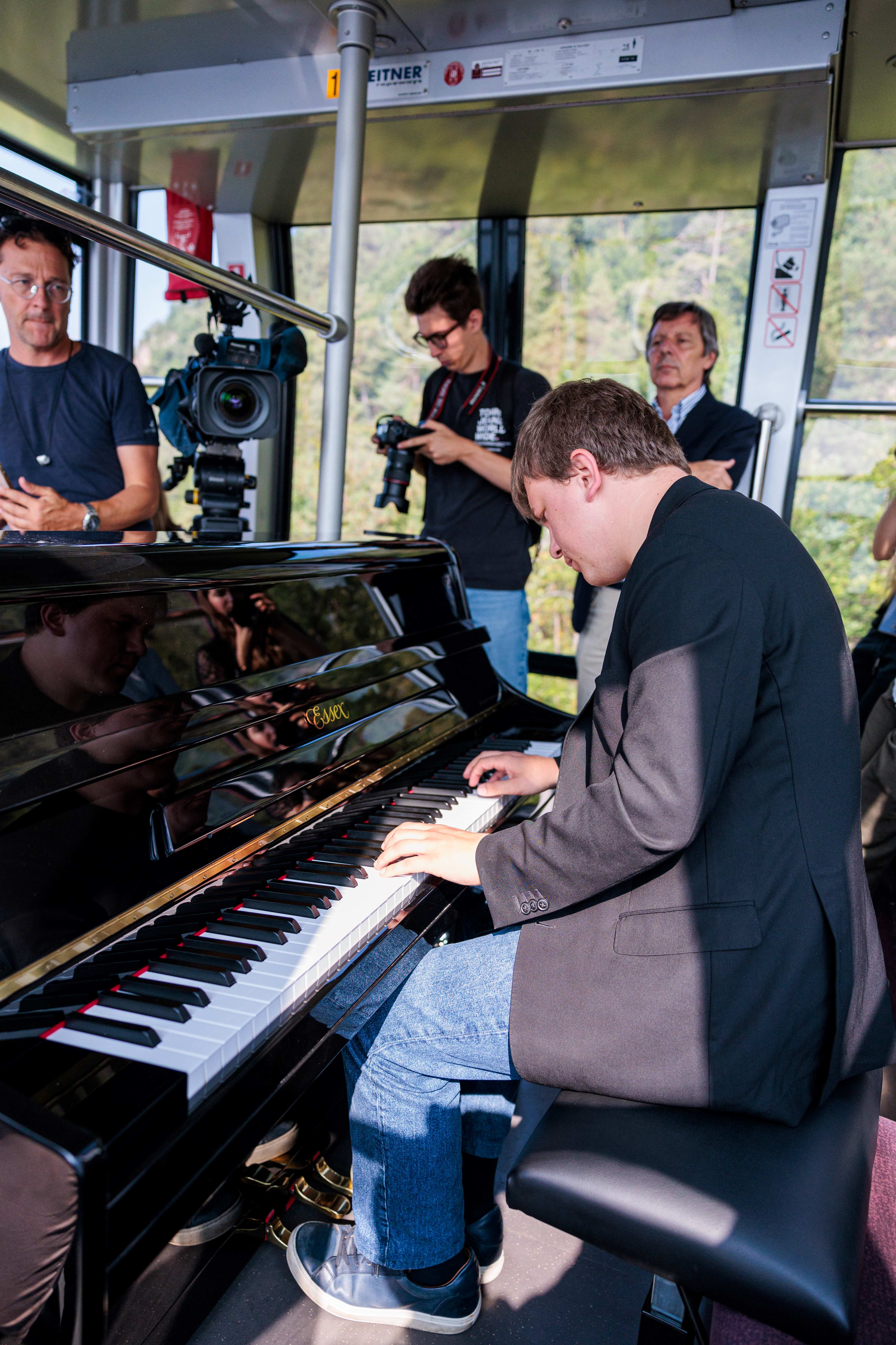 Heute spielte der Künstler Filippo Gorini in der Rittner Seilbahn, am Montag, 26. August um 20.30 Uhr, wird er im Dominikanerkloster in Bozen auftreten. (Foto: LPA/Ivan Brentegani)
