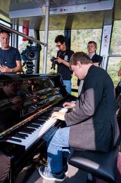 Heute spielte der Künstler Filippo Gorini in der Rittner Seilbahn, am Montag, 26. August um 20.30 Uhr, wird er im Dominikanerkloster in Bozen auftreten. (Foto: LPA/Ivan Brentegani)