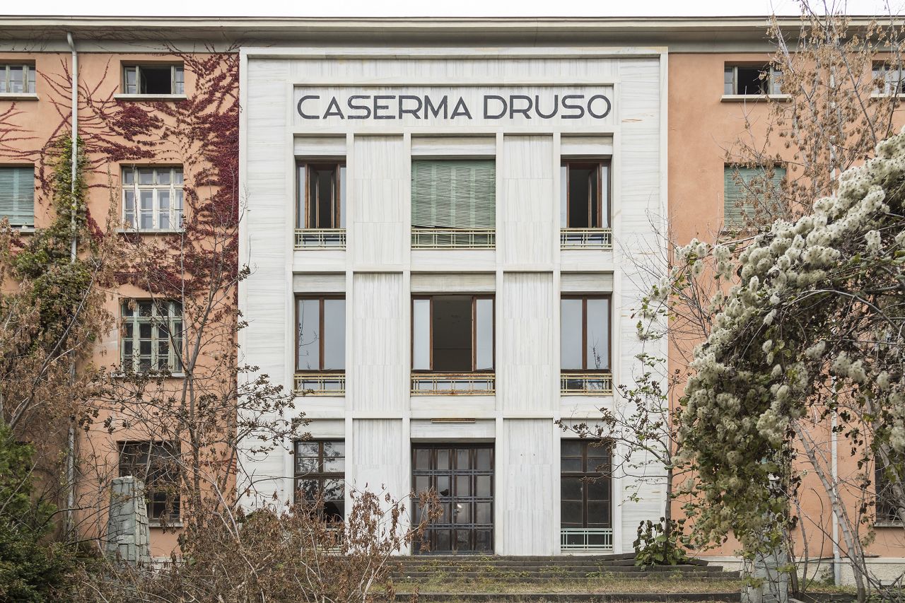 Die aus den 1930er Jahren stammende Drususkaserne mit der Fassade aus Göflaner Marmor vor den Abbrucharbeiten (Foto: Tiberio Sorvillo)