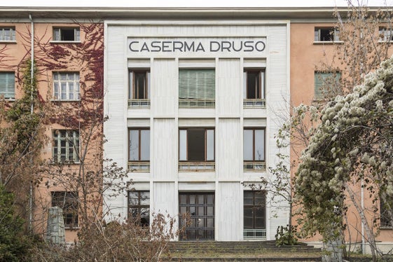 L'edificio del comando della caserma Druso prima dell'intervento di abbattimento. Risale al 1930 e ha una facciata in marmo di Covelano (Foto: ASP/Tiberio Sorvillo)