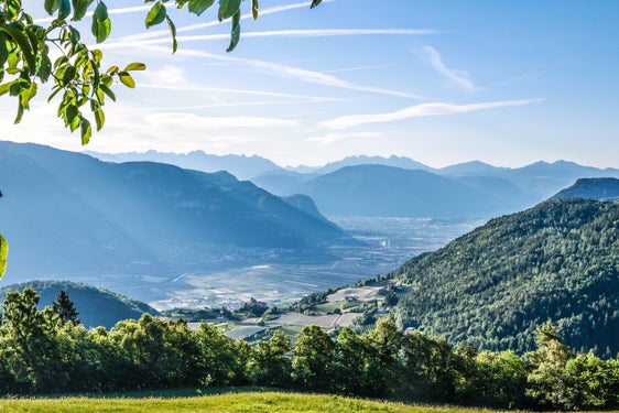 Bild des Monats Juli 2026: Blick auf das Etschtal von Prissian aus (Foto: LPA/Martin Geier)