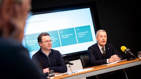 Brunico è la prima città dell'Alto Adige con un Programma di sviluppo comunale approvato: l'assessore provinciale Peter Brunner (a destra) e il sindaco Roland Griessmair ne hanno spiegato il significato in una conferenza stampa tenutasi nel municipio di Brunico il 6 febbraio. (Foto: USP/Fabio Brucculeri)