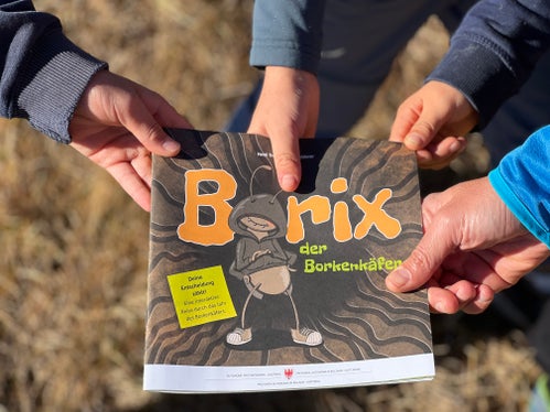 Das interaktive Kinderbuch Borix soll Kindern, Jugendlichen und deren Familien die Problematik des Borkenkäfers, und den Stellenwert des Waldes näher bringen. (Foto: LPA/Martina Leitner)