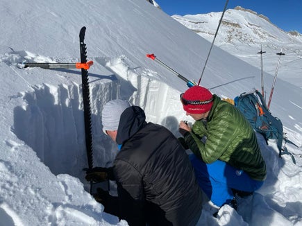 Il lavoro dei servizi valanghe sul posto: l'analisi del manto nevoso è un'importante fonte di informazioni per il bollettino valanghe dell'Euregio (Foto: USP/Ufficio provinciale Meteorologia e prevenzione valanghe)