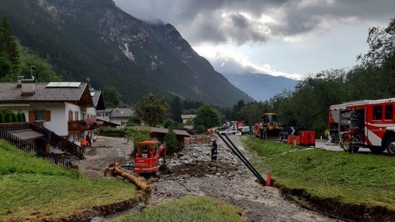Die Berufsfeuerwehr hat gestern Abend die Entwicklung der Lage in Pflersch im Auge behalten und ist heute bei den Aufräumarbeiten im Einsatz. (Foto: Agentur für Bevölkerungsschutz/Berufsfeuerwehr)