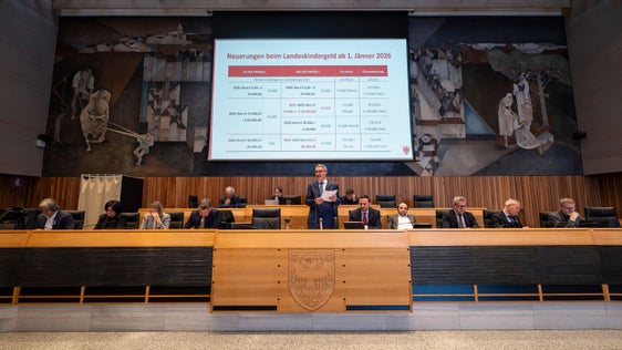 Wir stärken jene, die Unterstützung brauchen, und schaffen Perspektiven für Familien, Arbeitnehmerinnen und Arbeitnehmer sowie junge Menschen, betonte Arno Kompatscher im Südtiroler Landtag. (Foto: LPA/Fabio Brucculeri)