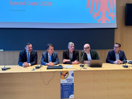 Lo Speed Date della Scuola professionale Luigi Einaudi è stato preceduto dagli interventi del vicepresidente Galateo, del sovrintendente scolastico Gullotta, del direttore della Formazione professionale Delpero e del dirigente scolastico Ramaroli (rispettivamente primo, secondo, terzo e quarto da sinistra). A destra il responsabile di Manpower, Latino. (Foto: USP) 