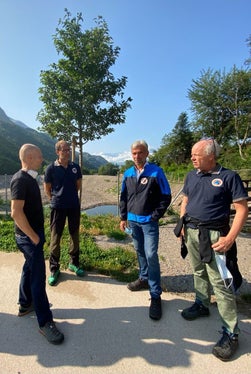Lokalaugenschein am Rückhaltebecken im Naifbach (v.li.): Thomas Thaler, Direktor der Agentur für Bevölkerungsschutz Klaus Unterweger, Bevölkerungsschutzlandesrat Arnold Schuler, Direktor des Funktionsbereichs Wildbachverbauung in der Agentur für Bevölkerungsschutz Fabio De Polo (Foto: LPA/Noemi Prinoth)