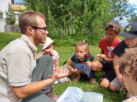Orte der Umweltbildung und der Begegnung mit der Natur: Die Angebote der sieben Südtiroler Naturparkhäuser sind bewusst bunt und vielfältig - im Bild eine Kinderwerkstatt zum Thema Orientierung im Naturpark. (Foto: Landesamt für Natur/ Matteo Rubatscher)

