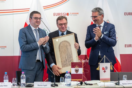 Euregio-Präsident Fugatti (l.) und Landeshauptmann Kompatscher (r.) dankten dem scheidenden Landeshauptmann Platter für dessen großes Engagement für die grenzüberschreitende Zusammenarbeit in der Europaregion. (Foto: Presseamt Trentino)