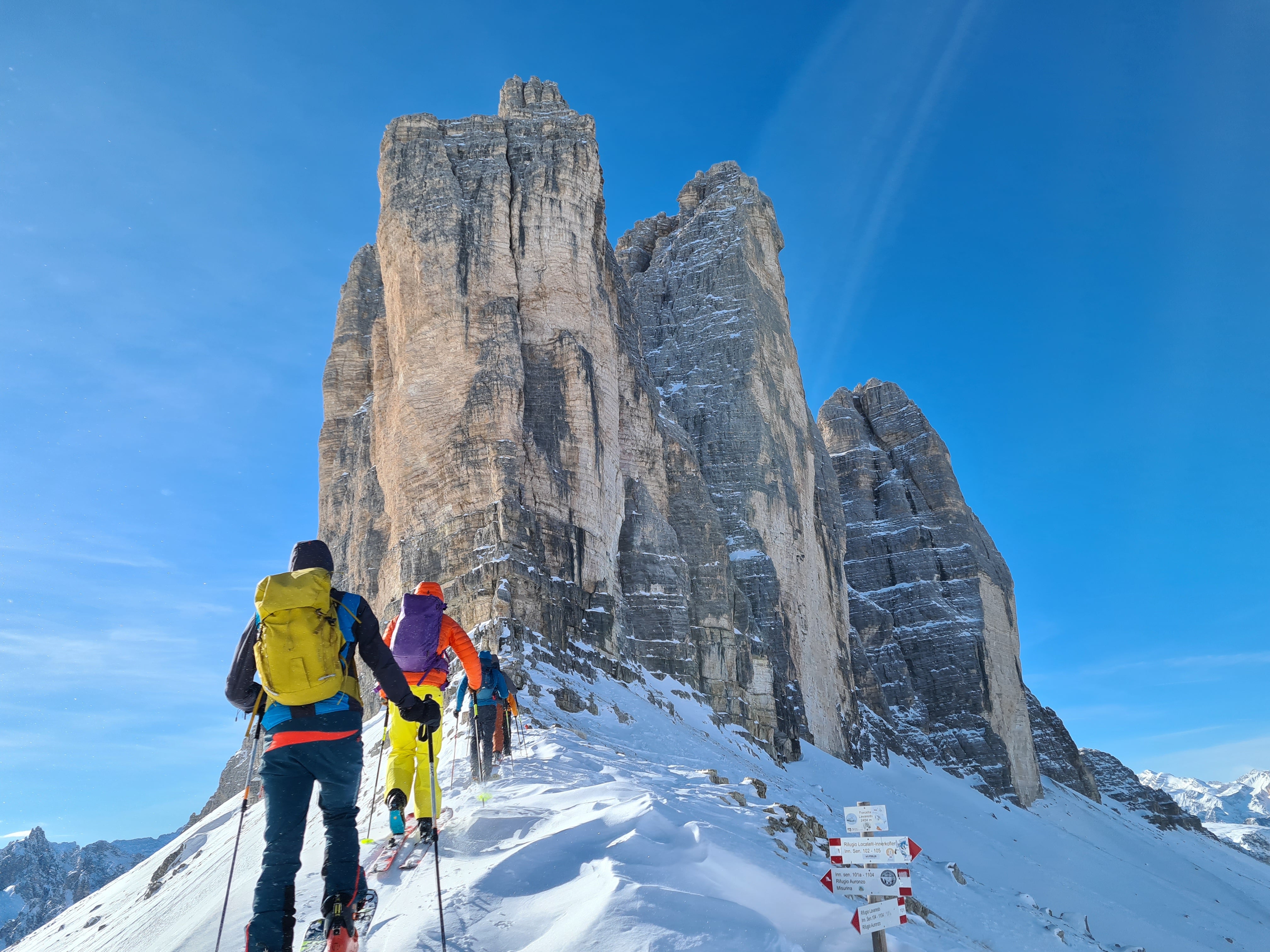 Anche il personale del Servizio valanghe è attivo nella formazione. Questo suggestivo scatto è stato fatto durante il corso per guide alpine ai piedi delle Tre Cime, il 30 gennaio scorso. (Foto: ASP/Servizio valanghe Alto Adige)