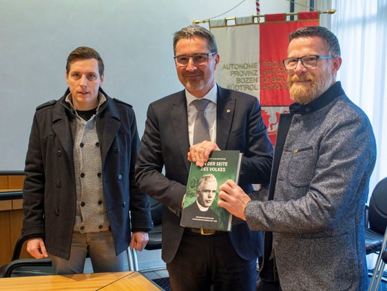 Der Landeskommandant des Schützenbundes Seppi (r.) und Geschäftsführer Zemmer (l.) überreichten Landeshauptmann Kompatscher das Buch über Südtiroler Geistliche unter dem Faschismus. (Foto: LPA/Fabio Brucculeri)  