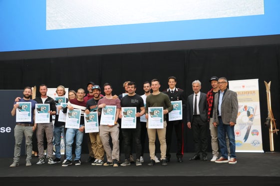 Alcuni maestri posano sorridenti con l'ambito diploma (Foto: ASP/Noemi Prinoth)