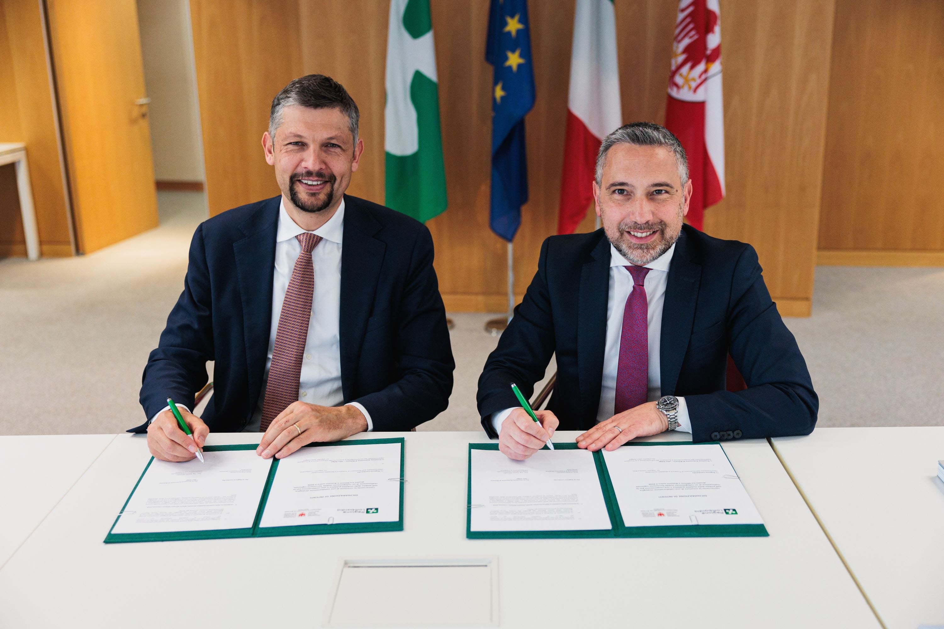 Mobilitätslandesrat Daniel Alfreider und der Assessor für Mobilität der Region Lombardei, Franco Lucente bei der Unterzeichnung der Absichtserklärung. (Foto: LPA/ Ivan Brentegani)