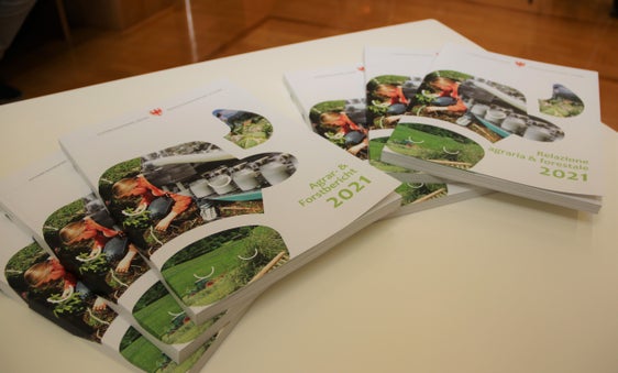 Der Agrar- und Forstbericht 2021 liegt im Landhaus 6 (Brennerstraße) und im Landhaus 1 (Silvius-Magnago-Platz) zur Mitnahme auf. (Foto: LPA/Matilde Ciriani)