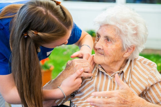 Wenn ältere Menschen im Alltag Unterstützung brauchen, sind Fachkräfte im Sozial- und Pflegebereich für sie da. Das Land sucht derzeit neue Mitarbeiterinnen und Mitarbeiter für diese verantwortungsvolle und sinnstiftende Arbeit. (Foto: LPA/Claudia Corrent)