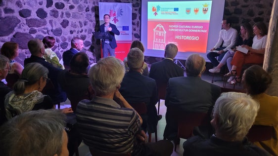 Lo storico Oswald Überegger del Centro di competenza storia regionale dell'Università di Bolzano al Giovedì culturale dell'Euregio di ieri (Foto: Euregio/Armin Gluderer)