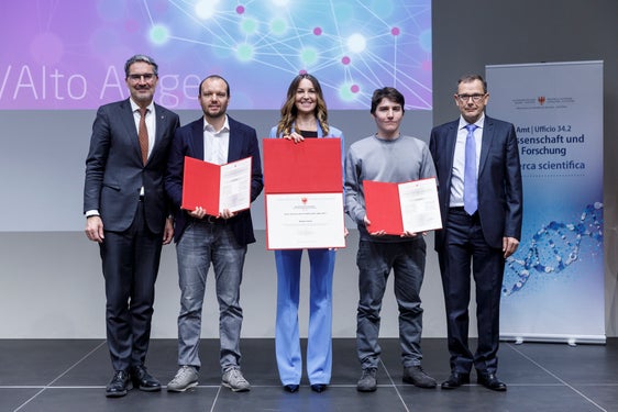 Il 23 marzo 2023, la psicologa e pedagogista Barbara Gross (al centro) ha ricevuto il Junior Research Award, mentre il fisico Alan Ianeselli (2° da destra) e il ricercatore su foreste e ambiente Marco Mina (2° da sinistra) hanno ricevuto una menzione speciale. Le candidature per il Junior Research Award 2025 sono aperte fino alle ore 15.00 del 31 maggio. (Foto: USP/Tiberio Sorvillo) 