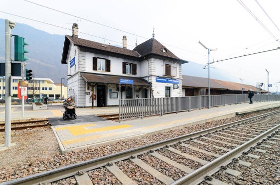 Die Landesregierung hat die Vereinbarung mit der Gemeinde Burgstall für die Dachsanierung des Bahnhofsgebäudes Lana-Burgstall genehmigt. (Foto: Independent/Südtirol für alle)