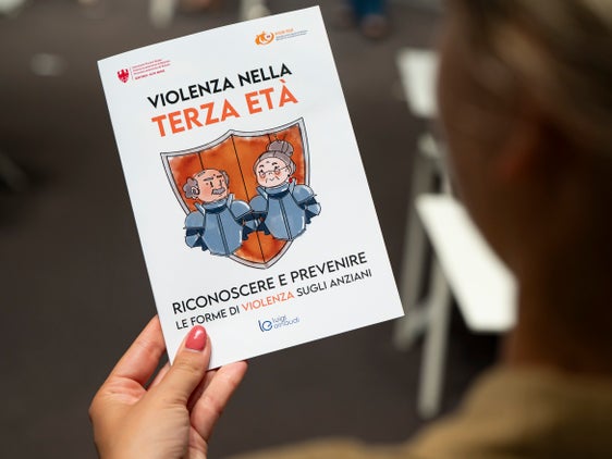 L’opuscolo “Violenza nella terza età. Riconoscere e prevenire le forme di violenza” è disponibile, tra gli altri, presso i distretti sociali e i patronati. Illustra le diverse forme di violenza nei confronti delle persone anziane e indica i servizi di sostegno disponibili, come il servizio Pronto Anziani, raggiungibile al numero 0471 162 62 66. (Foto: USP/Fabio Brucculeri)