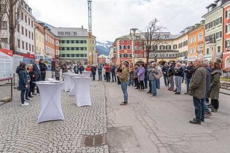 Die Stadt Lienz (Osttirol) hat die Euregio-Wanderausstellung in ein größeres Ausstellungskonzept im gesamten Stadtzentrum eingebettet. Im Bild die Eröffnung am 23. März 2026 (Foto: Josef Hopfgartner)