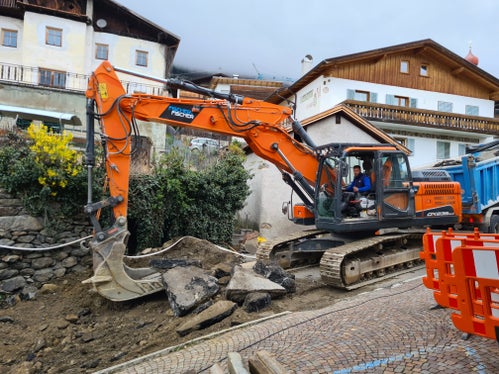 Die Gemeinde Kastelbell-Tschars und das Landesamt für Wildbachverbauung West haben den Großteil der Arbeiten zur Potenzierung der Infrastrukturen Hochhueb und der Verlegung der Tscharserquelle im Dorfbereich von Tschars bereits fertiggestellt. (Foto: LPA/Landesamt für Wildbachverbauung West)