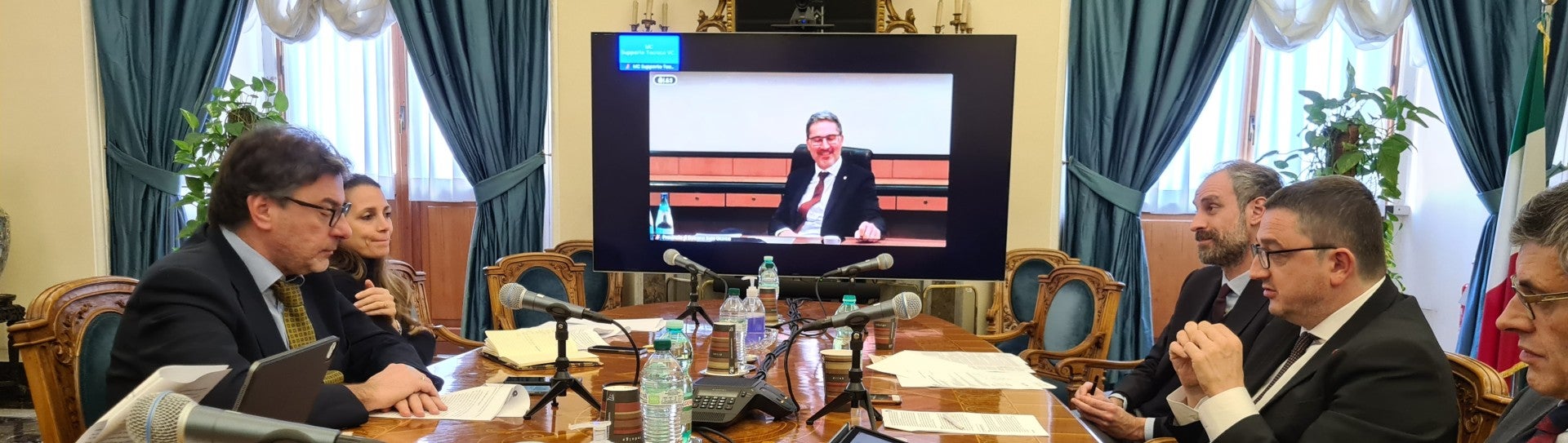 Wirtschaftsminister Giorgetti (ganz links) sicherte LH Kompatscher und LH Fugatti zu, die Anliegen der beiden Länder zu prüfen. (Foto: Presseamt Trentino)