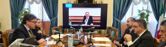 Wirtschaftsminister Giorgetti (ganz links) sicherte LH Kompatscher und LH Fugatti zu, die Anliegen der beiden Länder zu prüfen. (Foto: Presseamt Trentino)