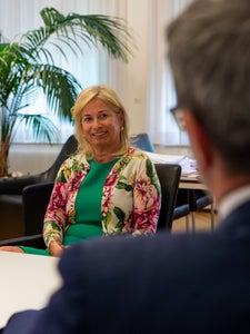 Landeshauptmann Arno Kompatscher im Gespräch mit der Präsidentin der Autonomen Sektion Bozen des Verwaltungsgerichts Lorenza Pantozzi Lerjefors über die Verwaltungsgerichtsbarkeit in Südtirol: Effizienter Dienst. (Foto: LPA/Fabio Brucculeri) 