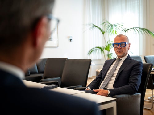 Im Verlauf des Gesprächs besprachen  Landeshauptmann Arno Kompatscher (von hinten) und der Bürgermeister der Landeshauptstadt, Claudio Corrarati, die Zusammenarbeit zwischen dem Land und der Gemeinde Bozen. (Foto: LPA/Fabio Brucculeri)
