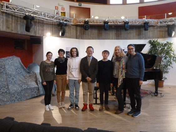 I partecipanti altoatesini Kevin Mauroner (3° da sinistra) e Alexander Guglielmetti (5° da sinistra) con Antonio Chen Guang e gli insegnanti, da sinistra Ulrike Ellemunter, Gertrud Schneider, Iryna Kyrlykovska e Marta del Gaudio. (Foto: USP/Iryna Kyrlykovska)