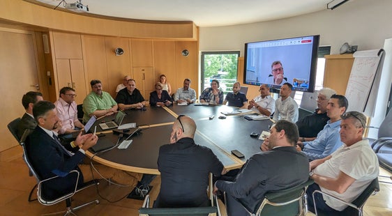 Um über die Neuausschreibung der Bahndienste zu informieren, hat sich Mobilitätslandesrat Daniel Alfreider kürzlich mit den Vertretungen der Gewerkschaften aus dem Sektor öffentlicher Nahverkehr getroffen. (Foto: LPA/Ingo Dejaco)