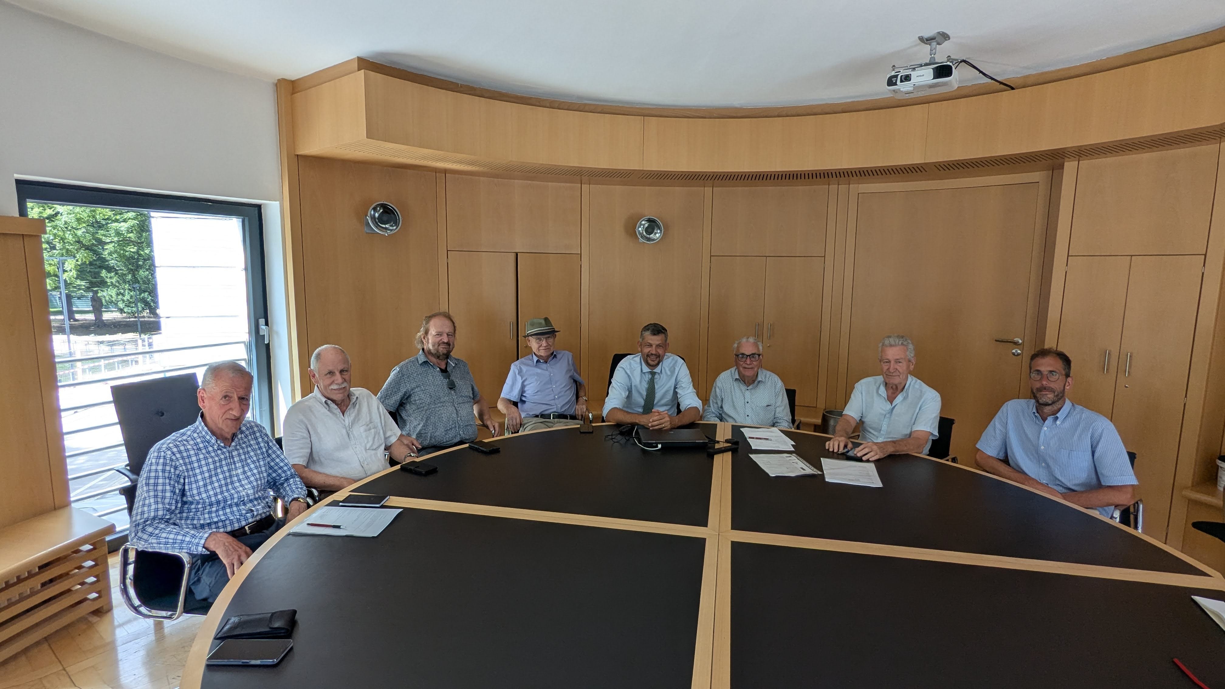 Durante l'incontro con l'associazione Amici della Ferrovia, l'assessore provinciale alla Mobilità Daniel Alfreider (quarto da destra nella foto) ha affermato che nessun'altra infrastruttura riceve attualmente così tanti investimenti. (Foto: USP/Dipartimento Infrastrutture e Mobilità)