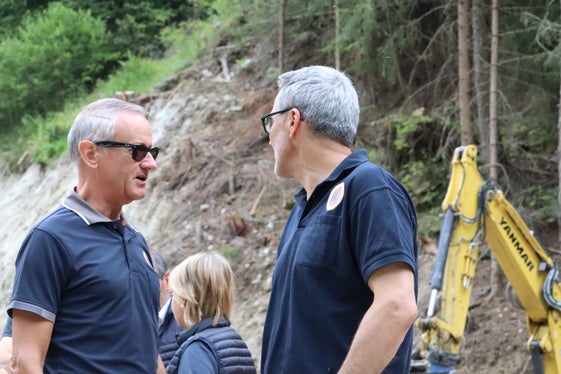 Baustellenbesichtigung: Bevölkerungsschutzlandesrat und Landeshauptmann Arno Kompatscher (rechts) in Besprechung mit dem Direktor des Amtes für Wildbach- und Lawinenverbauung Ost Sandro Gius. (Foto: LPA/Maja Clara)