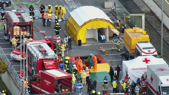 Eines der Szenarien der grenzüberschreitenden Katastrophenschutzübung am Bahnhof in Steinach am Brenner mit Feldspital und Dekontaminations-Straße (Quelle: Drohnen-Einsatz-Gruppe Land Tirol / Landeswarnzentrale)