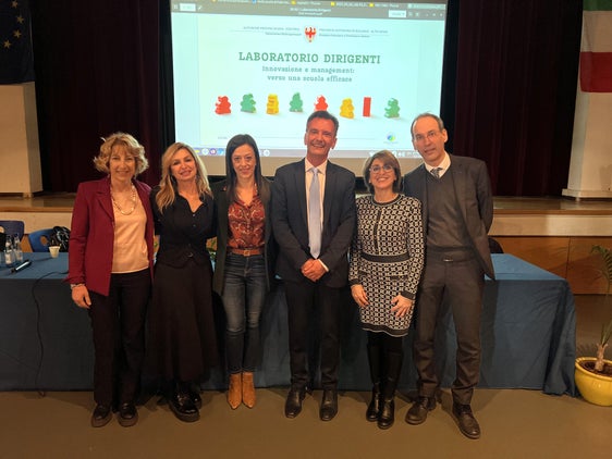 Innovazione e management nelle scuole italiane dell'Alto Adige. Nella foto (da destra) Paolo Maino, Sandra Scicolone, il sovrintendente Vincenzo Gullotta, la dirigente dell'Istituto Comprensivo Laives Emanuela Scicchitano, Antonella Di Bartolo e Maria Stella Perrone. (Foto: USP)

