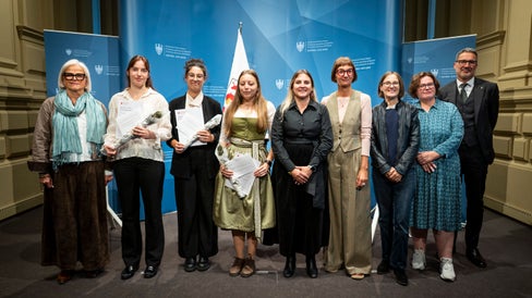 Da sinistra: Nadia Mazzardis, vicepresidente della Commissione provinciale per le pari opportunità per le donne, le vincitrici del premio Sofia Moratti, Alena Kerer e Camilla Cristofoletti, Ulrike Oberhammer, presidente della Commissione provinciale, la moderatrice Heidi Hintner, le componenti della commissione di valutazione Marlene Rinner e Marlene Messner, nonché il presidente della Provincia Arno Kompatscher. (Foto: USP/Fabio Brucculeri)