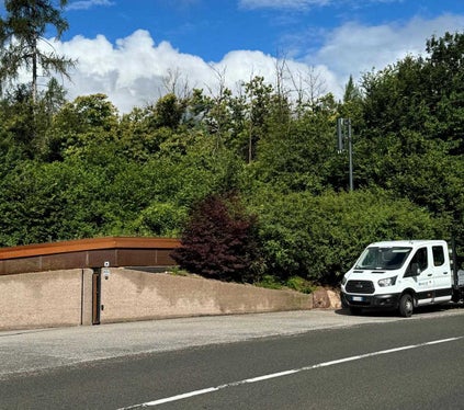 Il pilone di trasmissione installato al campeggio di Monticolo (Foto. RAS)
