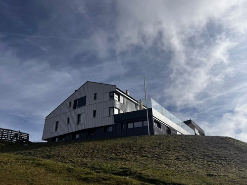 Zeitgemäß und zugleich alpin: Neue Zimmer, moderne Sanitäranlagen und ein ganzjährig nutzbarer Kinderspielbereich ergänzen die Gemeinschaftsschlafräume der Plosehütte. (Foto: LPA/Plosehütte/Claudia Fea)