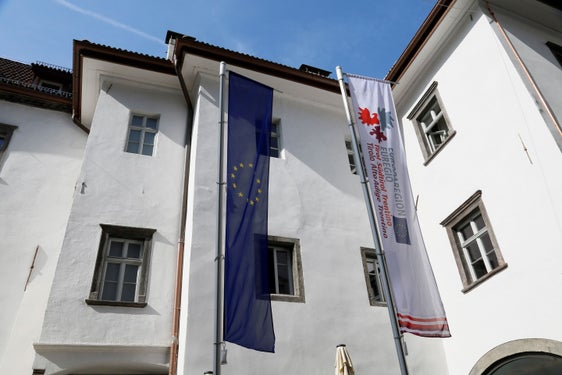 Le bandiere dell'Europa e dell'Euregio Tirolo-Alto Adige-Trentino sono state issate davanti alla Casa della Pesa di Bolzano nel corso di una cerimonia alla quale hanno presenziato i presidenti dell'Alto Adige, del Trentino e della Dieta del Tirolo. (Foto: Euregio/Armin Gluderer)
