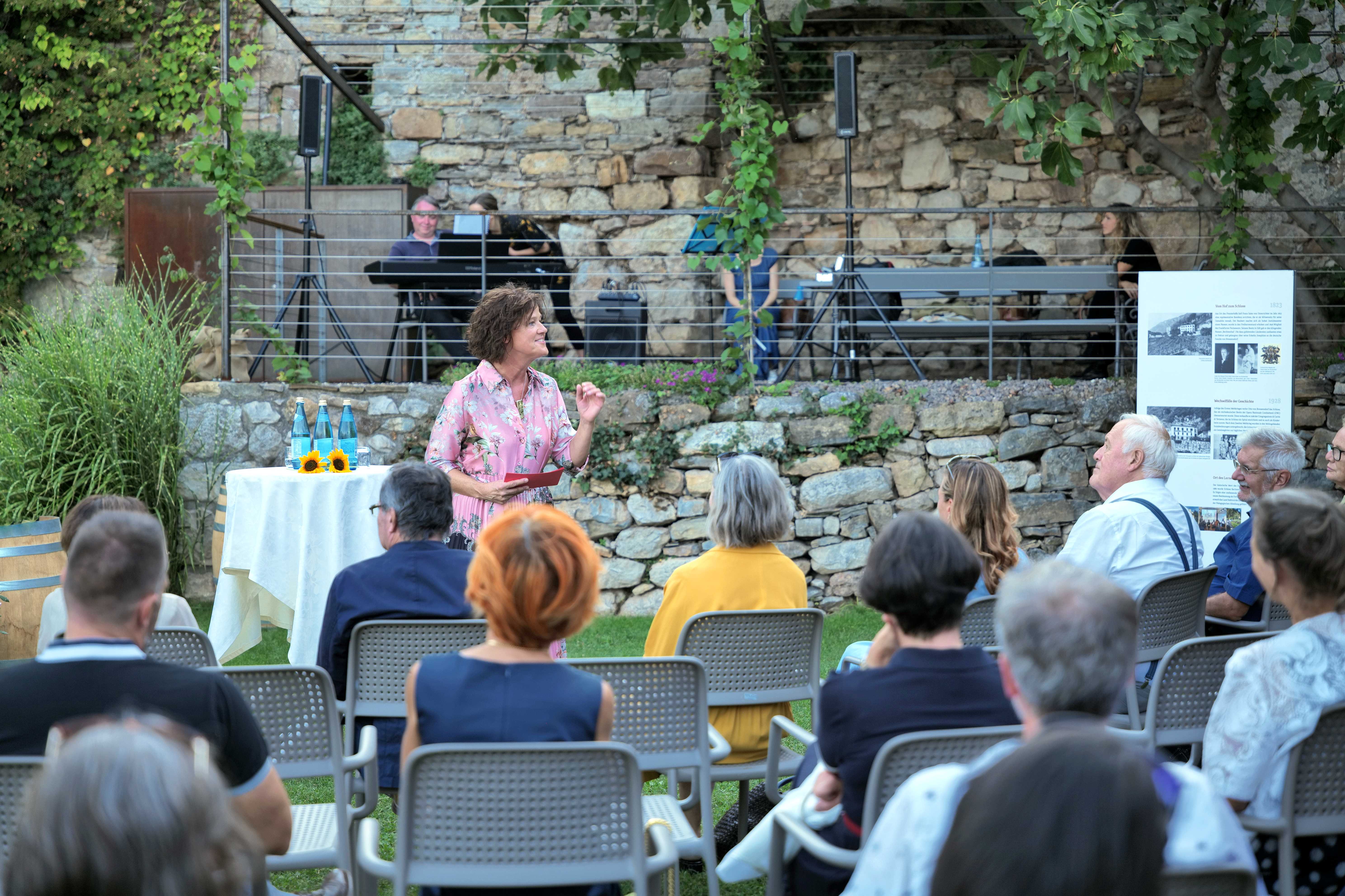 Karin Tanzer, dirigente dell'Accademia di formazione continua, ha parlato del grande utilizzo delle aree per i seminari e dell'atmosfera stimolante del castello. (Foto: ASP/Paul Dibiasi)


